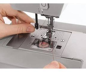 Máquina de costura reta Singer Facilita Pro 4423 portátil - cinza